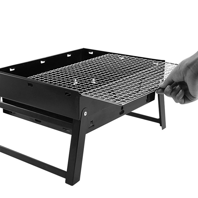 Venta al por mayor para acampar al aire libre plegable Mini portátil de acero inoxidable astilla barbacoa y parrilla de equipo